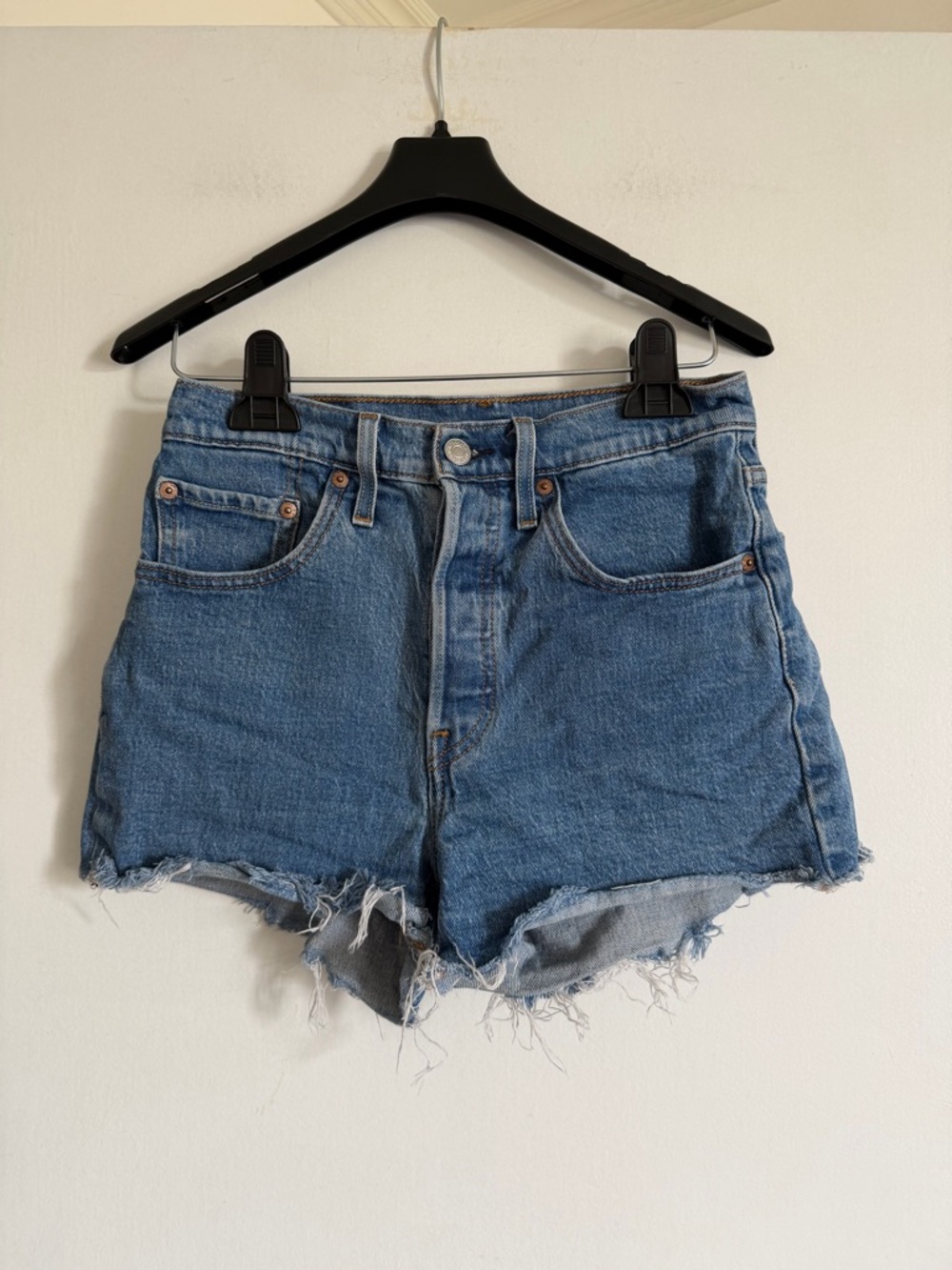 Levi’s Denim Classic High Waist Distressed Hem 501 Jean Shorts size 26 EUC